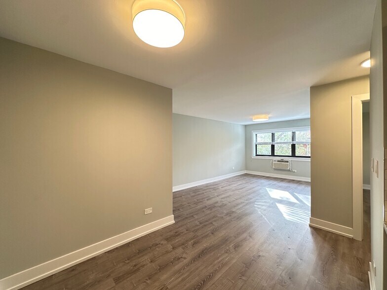 Building Photo - 448 W Barry