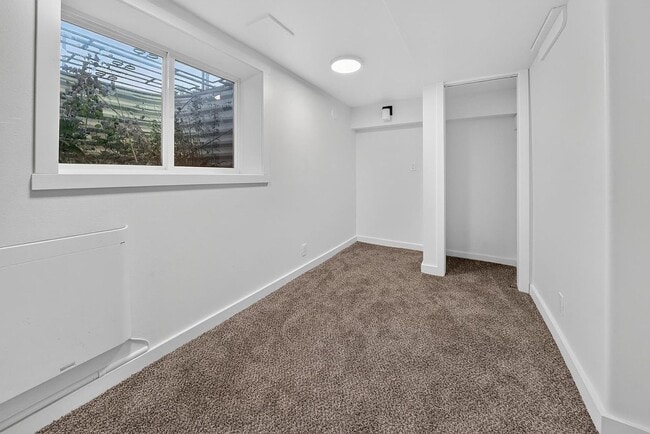 Building Photo - 1503 E Wellesley Ave