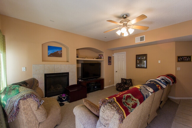 Building Photo - BEAUTIFUL EASTSIDE HOME WITH POOL