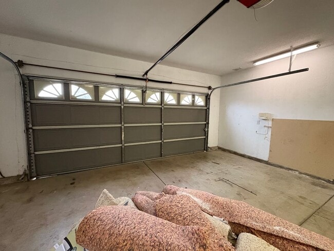 Building Photo - 3 Bedroom Home