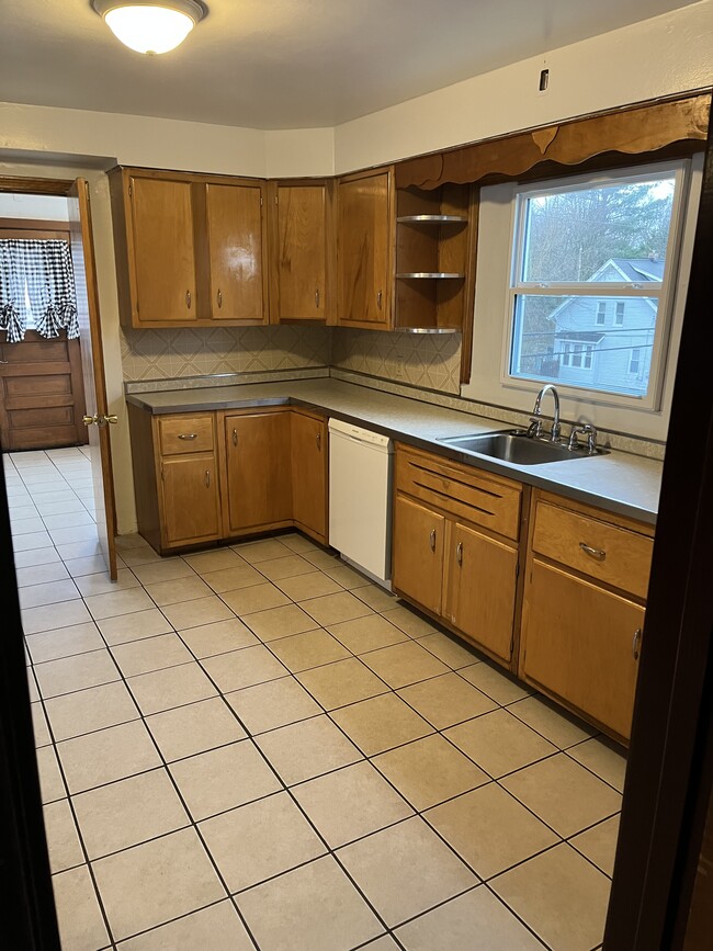 Kitchen - 1422 E State St