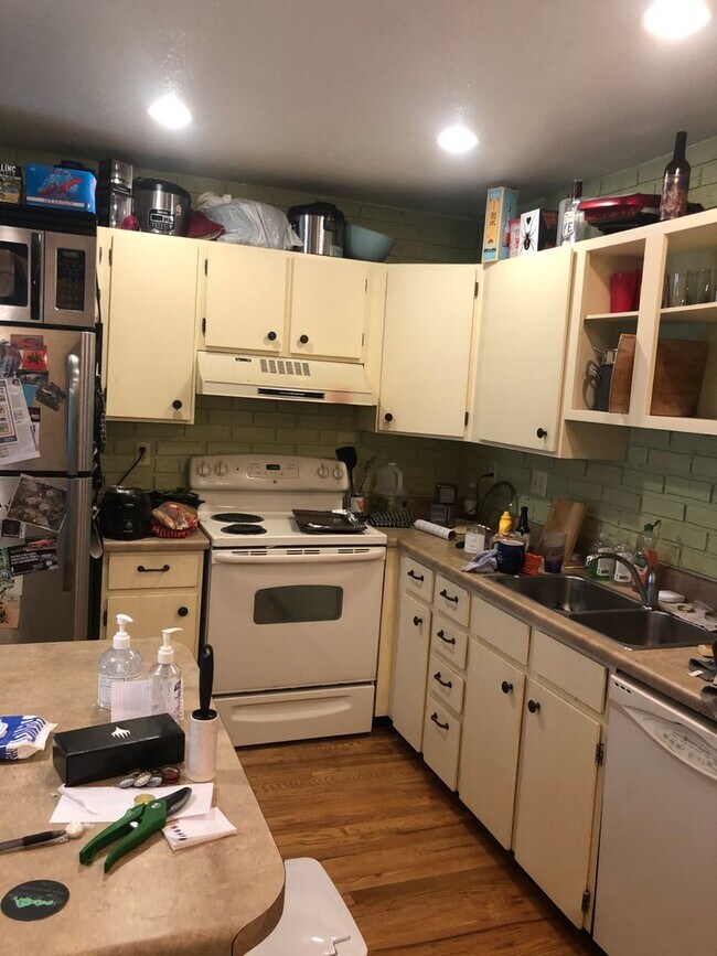Building Photo - Centrally Located Townhome across the field from Centaurus!