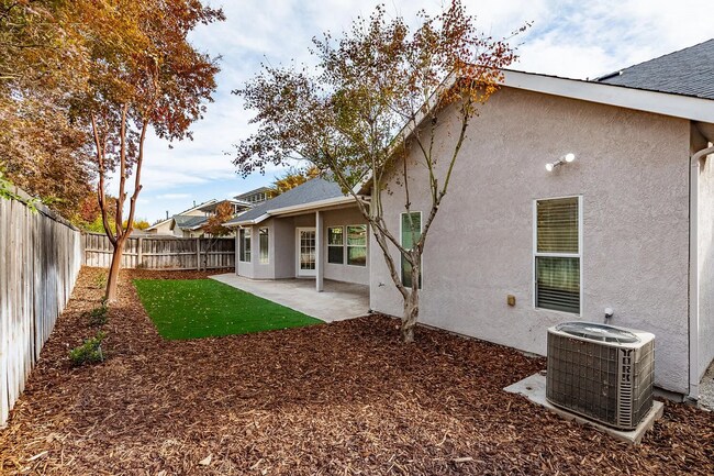Building Photo - Immaculate Clovis Home! Stylish Updates + ...