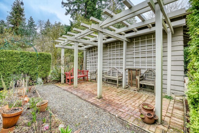Building Photo - Montlake/Madison Park Area | Remodeled 3 Bed + Bonus Spaces | Arboretum Access