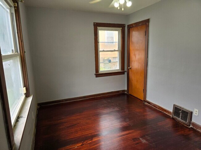 Building Photo - 422 Plaza Ave