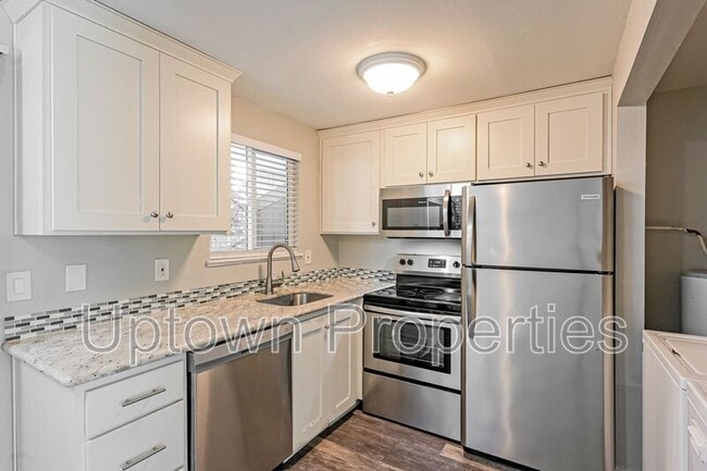 Building Photo - 5011 SW Beaverton Hillsdale Hwy