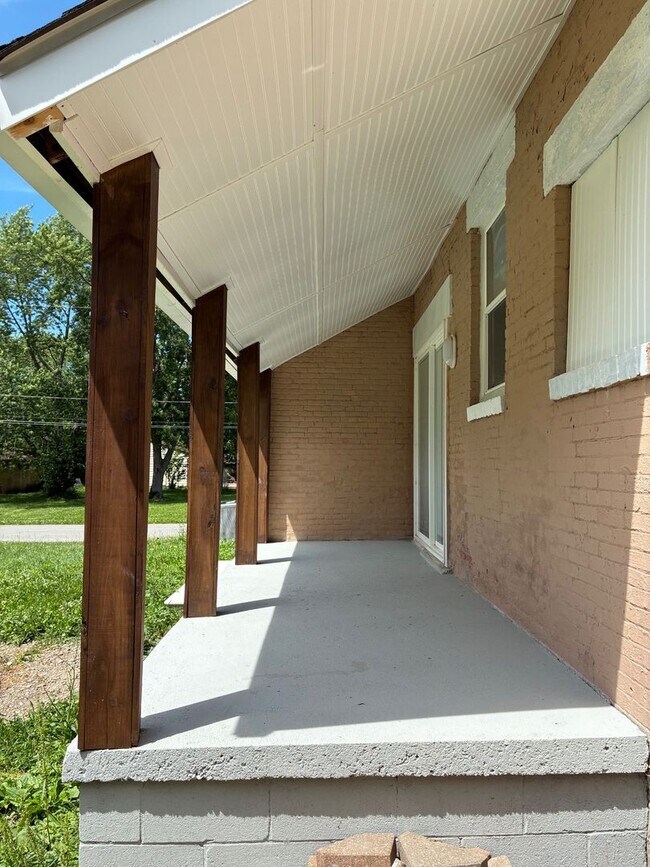 Building Photo - 2400 Oberlin Ave