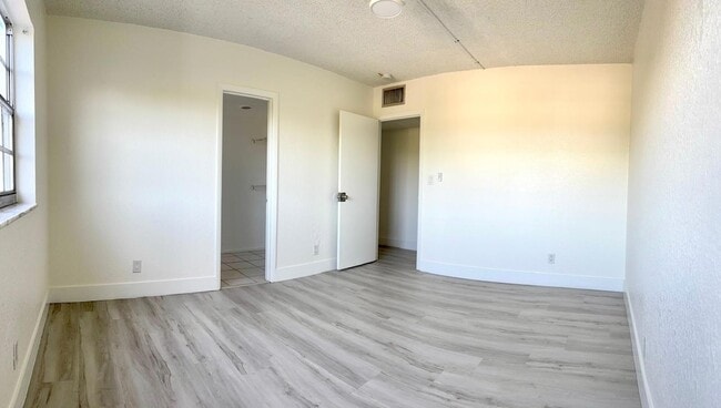 Building Photo - 1407 NE 56th St