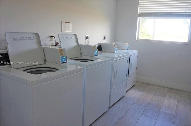 Building Photo - 210 Seaview Dr