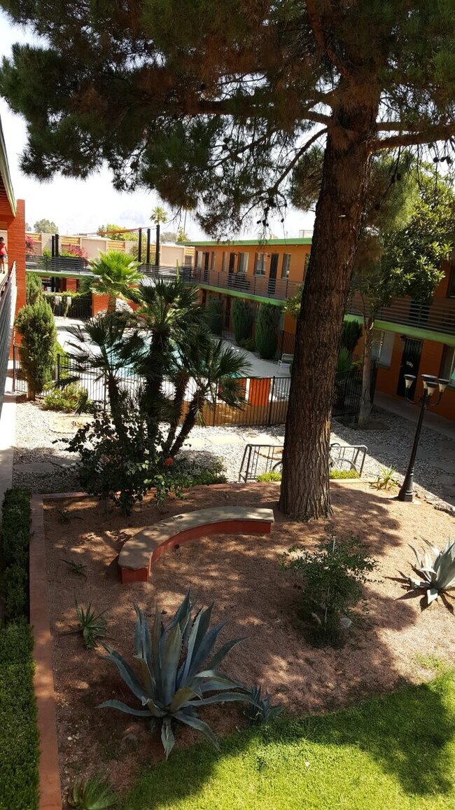 Building Photo - 2333 E Glenn St