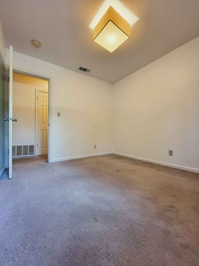 Building Photo - Beautifully updated 2 bedroom condo in des...