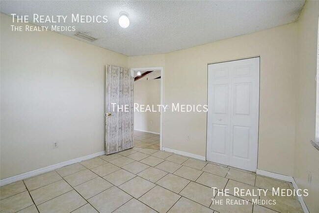 Building Photo - 1886 Elkcam Blvd