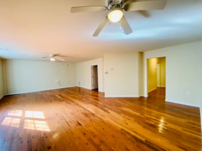 Building Photo - 835 River Trace Ct