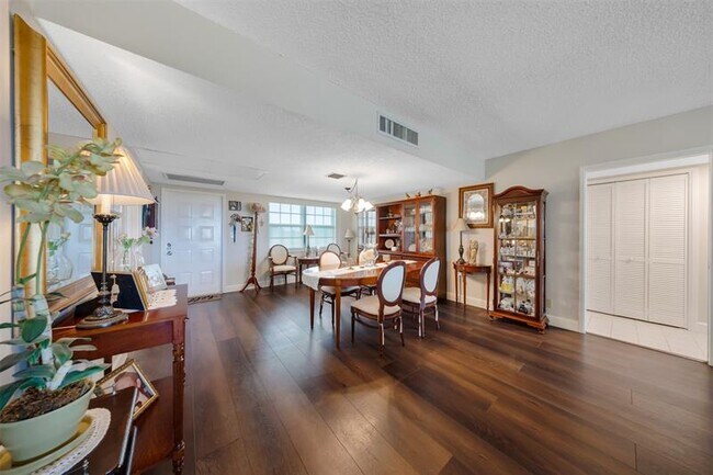 Building Photo - 3960 Oaks Clubhouse Dr