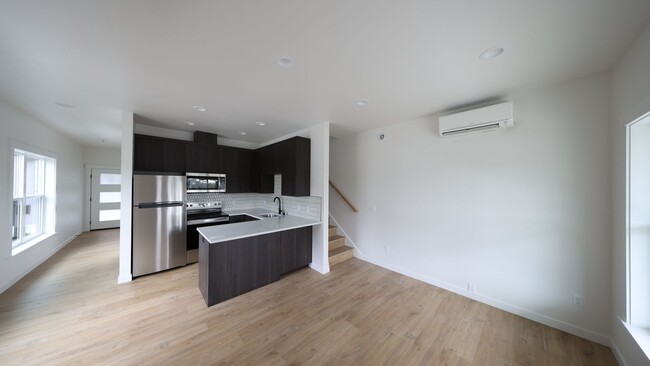 Building Photo - 3 Bed 2 Bath - A/C Mini-split - Fabulous F...