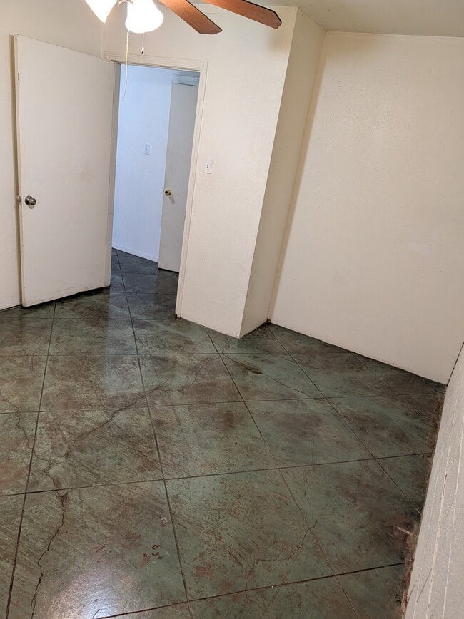 Building Photo - 805 Avenue C