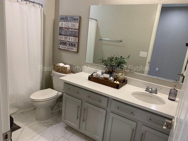 Building Photo - 8721 W MacKenzie Dr