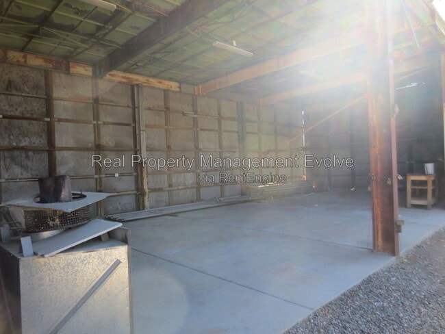 Building Photo - 4213 W Cheyenne Dr