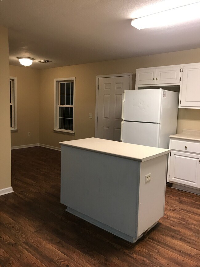 Building Photo - 5606 Landings Pkwy