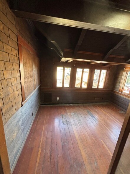 Building Photo - 2618 Kenwood Ave