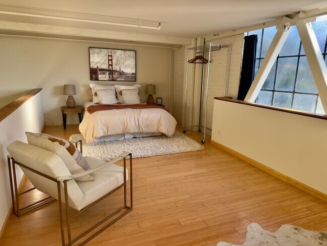 Building Photo - Lake Merrit’s Desirable East Lake Loft! Sp...