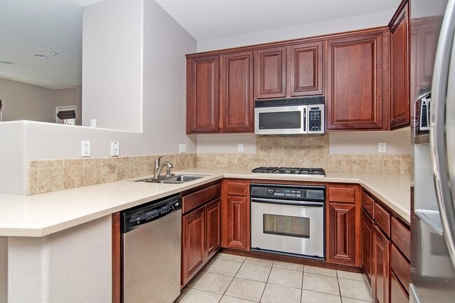 Building Photo - Nicely upgraded townhouse in resort-like E...