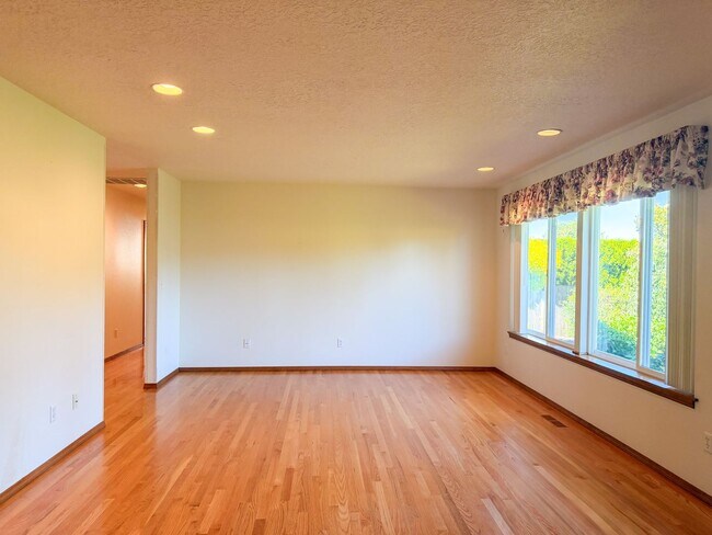 Building Photo - 364 SE Davis Ct