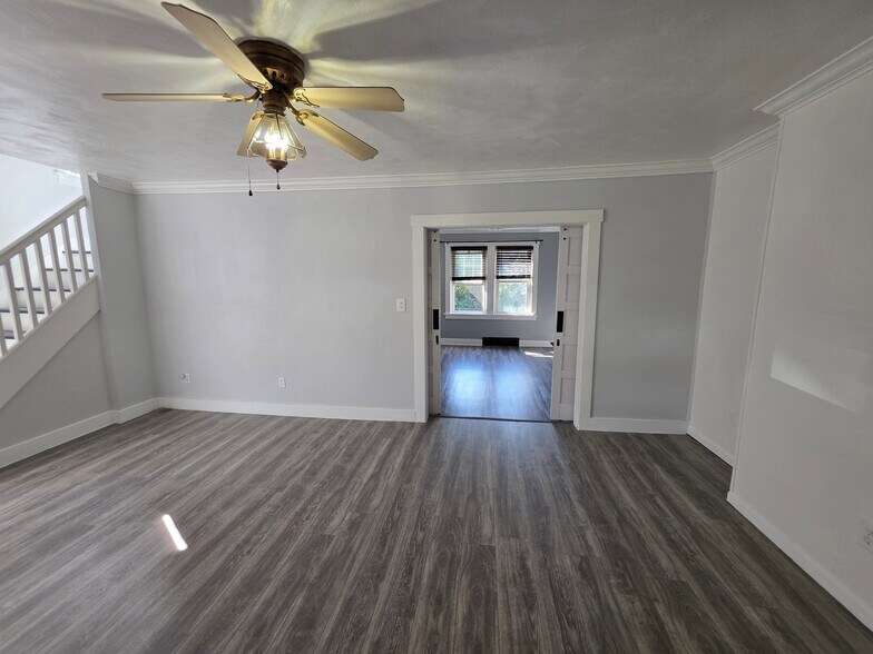 Building Photo - 1424 Swantek St