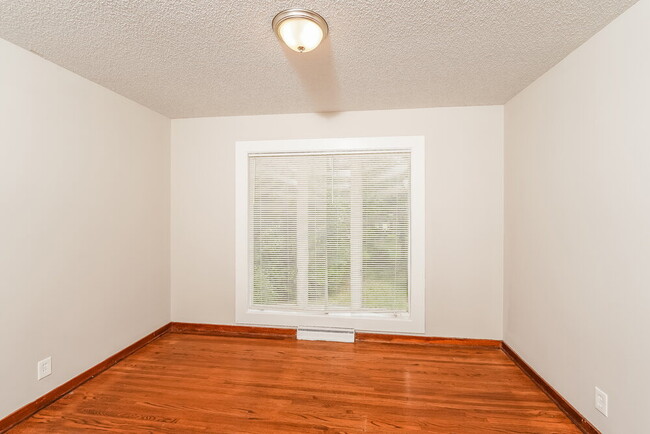 Building Photo - 1124 Little John Ln