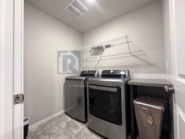 Building Photo - Spacious Modern 5-Bedroom Home with 3-Car ...