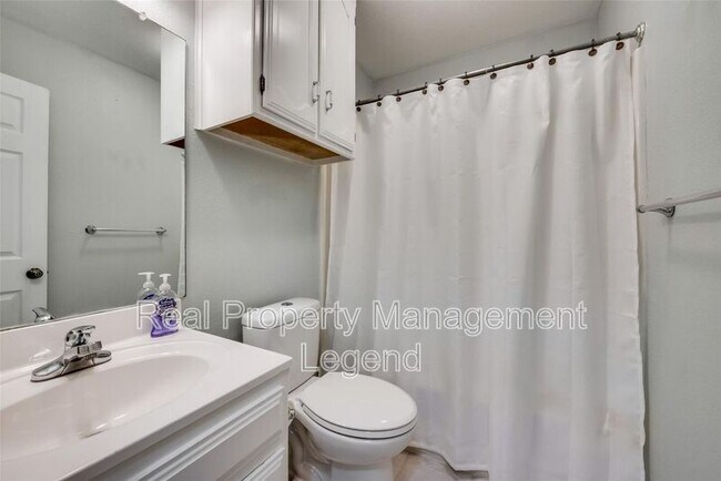 Building Photo - 617 Main St