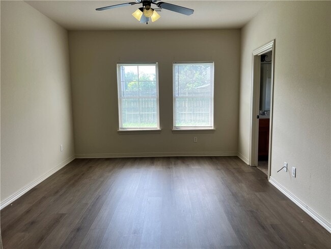 Building Photo - 930 Kensington Dr