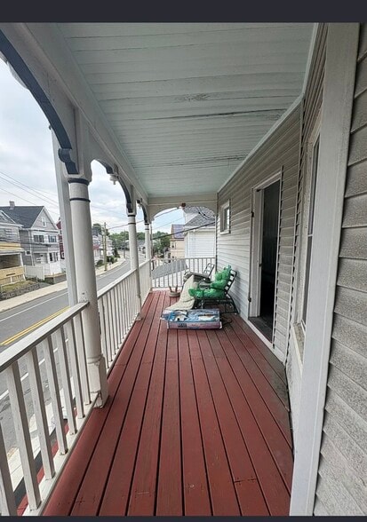 Building Photo - 211 Elm St