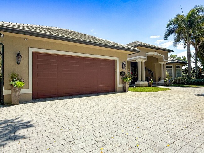 Building Photo - ** THE MOORINGS ** SINGLE FAMILY HOME 3 PL...