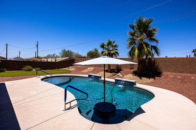 Building Photo - 3161 Newport Dr