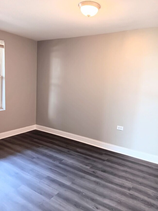 Building Photo - Gorgeous 4 bed, 2 bath located in the Heart of East Chicago