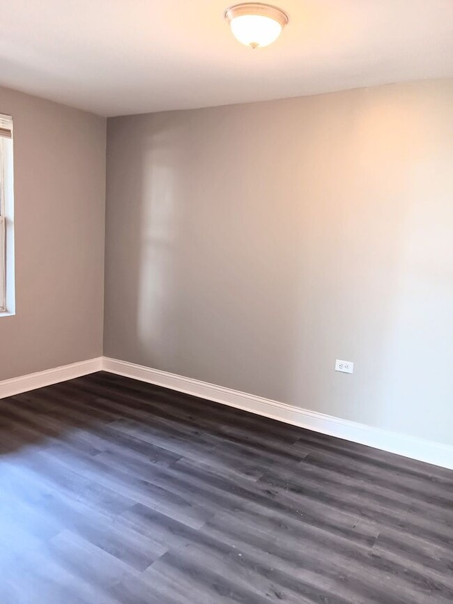 Building Photo - Modern Comfort Meets Unique Charm