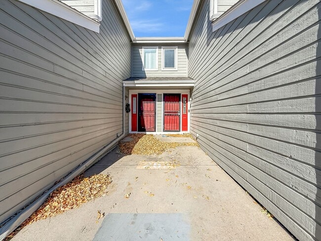 Building Photo - $0 DEPOSIT OPTION. CHARMING TWO-STORY TOWNHOUSE WITH FINISHED BASEMENT, GARAGE, AND HOA AMENITIES...