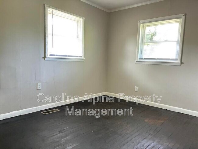 Building Photo - 1320 Kenly St