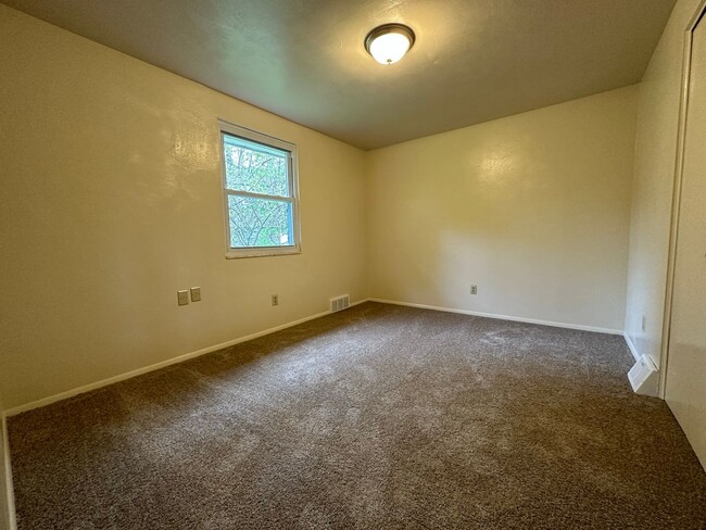 Building Photo - Wonderful Two Bedroom Townhouse in Plum! P...