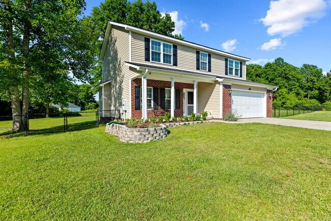 Building Photo - 4 Bedroom with Large Lot Available Now!