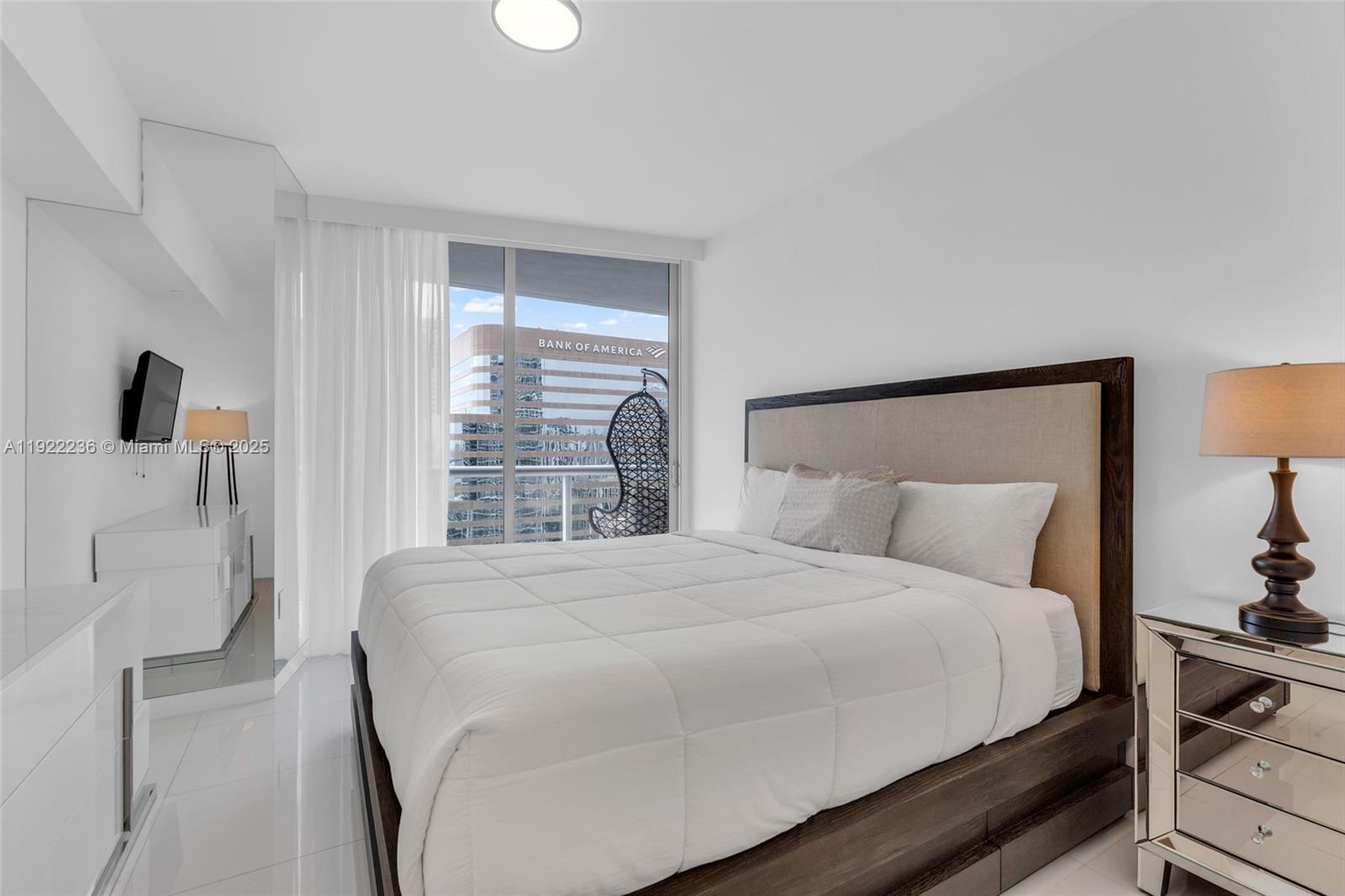 Building Photo - 495 Brickell Ave