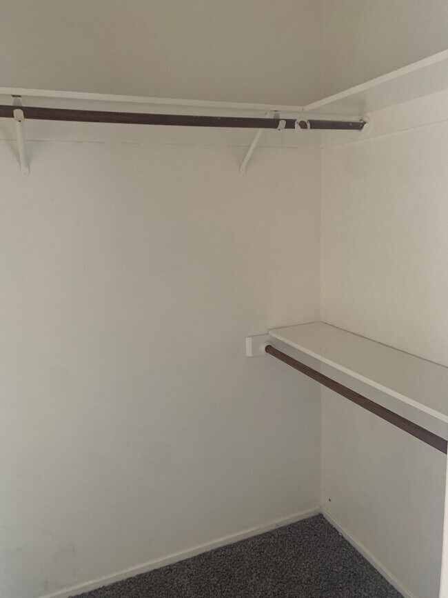 Building Photo - Clean 3 Bedroom / 2 Bathroom House in Sout...