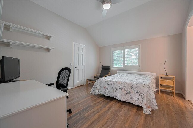 Building Photo - 11826 Legend Manor Dr