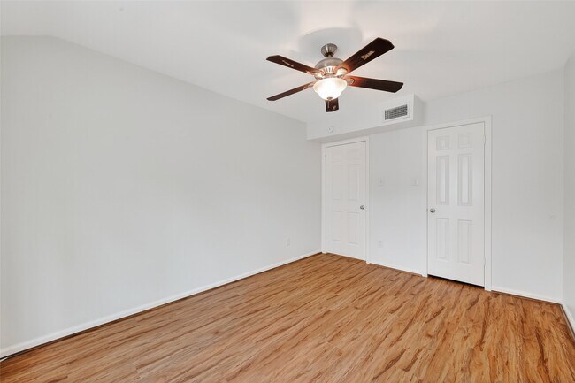 Building Photo - 500 N Post Oak Ln