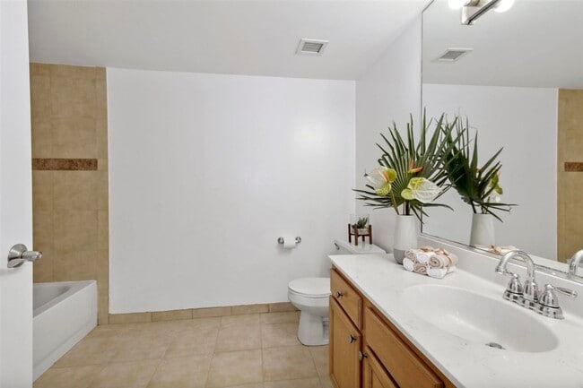 Building Photo - 700 1st St