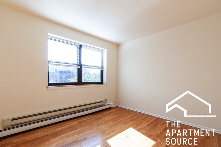 Building Photo - 665 W Wrightwood Ave