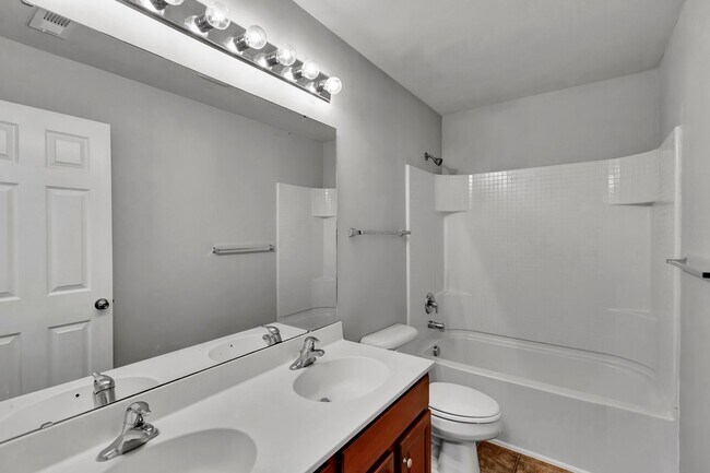 Building Photo - Spacious 3 Bedroom home in Mckwen!