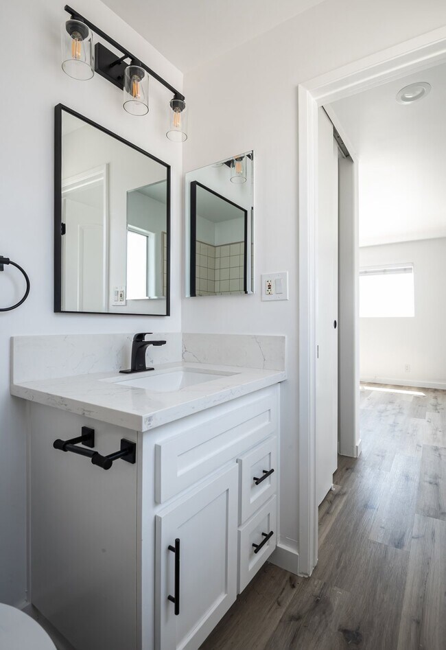 Building Photo - 215 Moonstone St