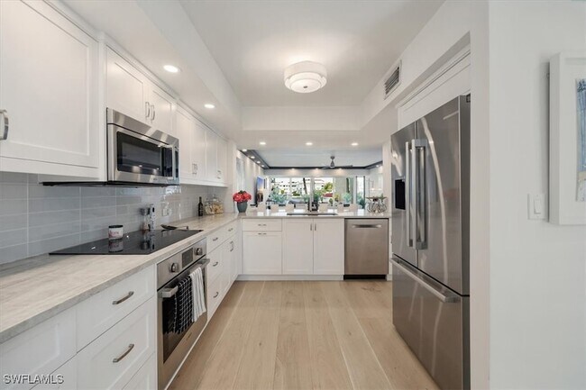 Building Photo - 800 River Point Dr
